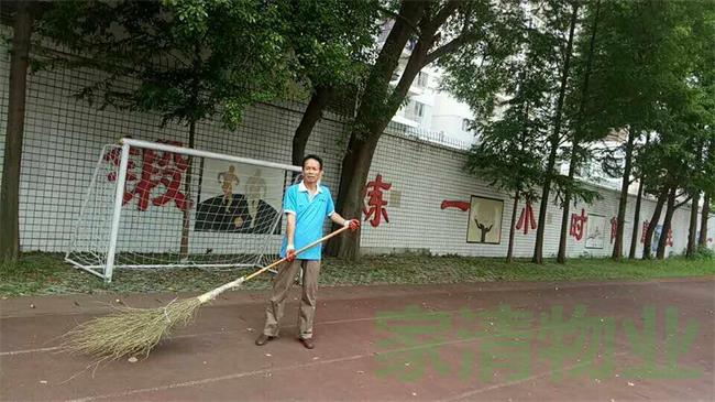 湖大附中：重點中學校園保潔